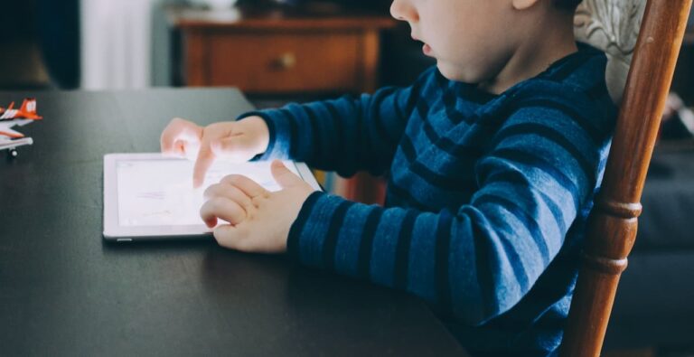 How to Balance Screen Time and Homework for Kids